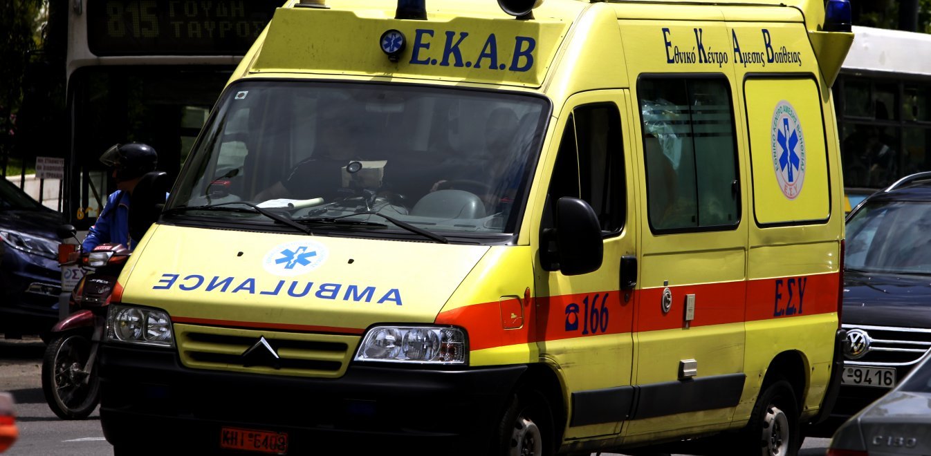 ΕΛΛΑΔΑ: Γυναίκα υπέστη καρδιακή προσβολή στο όχημα - Έτρεξε να βοηθήσει βουλευτής - ΦΩΤΟΓΡΑΦΙΕΣ